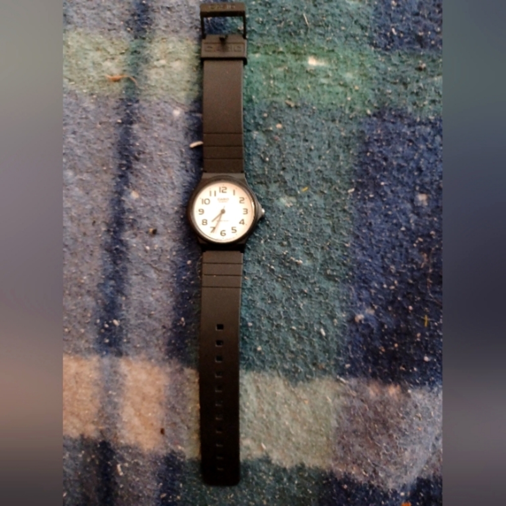 Casio/Quartz 1330 MQ-24 black watch!